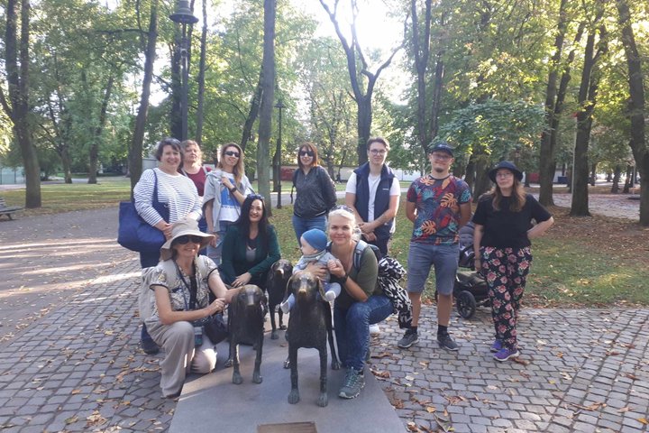 Dalyviai prie lietuviškų skalikų skulptūros Pilių parke.