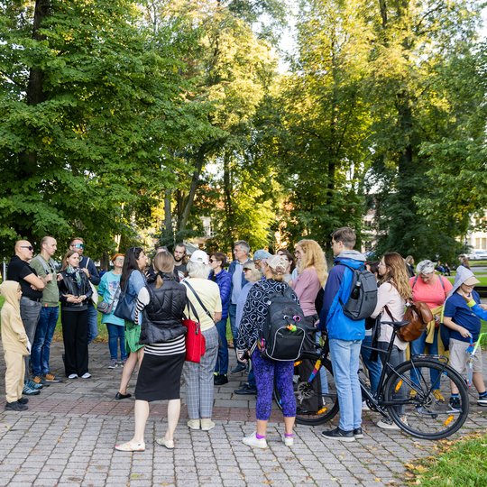 Ekskursijos dalyvių būrys Pilių parke.