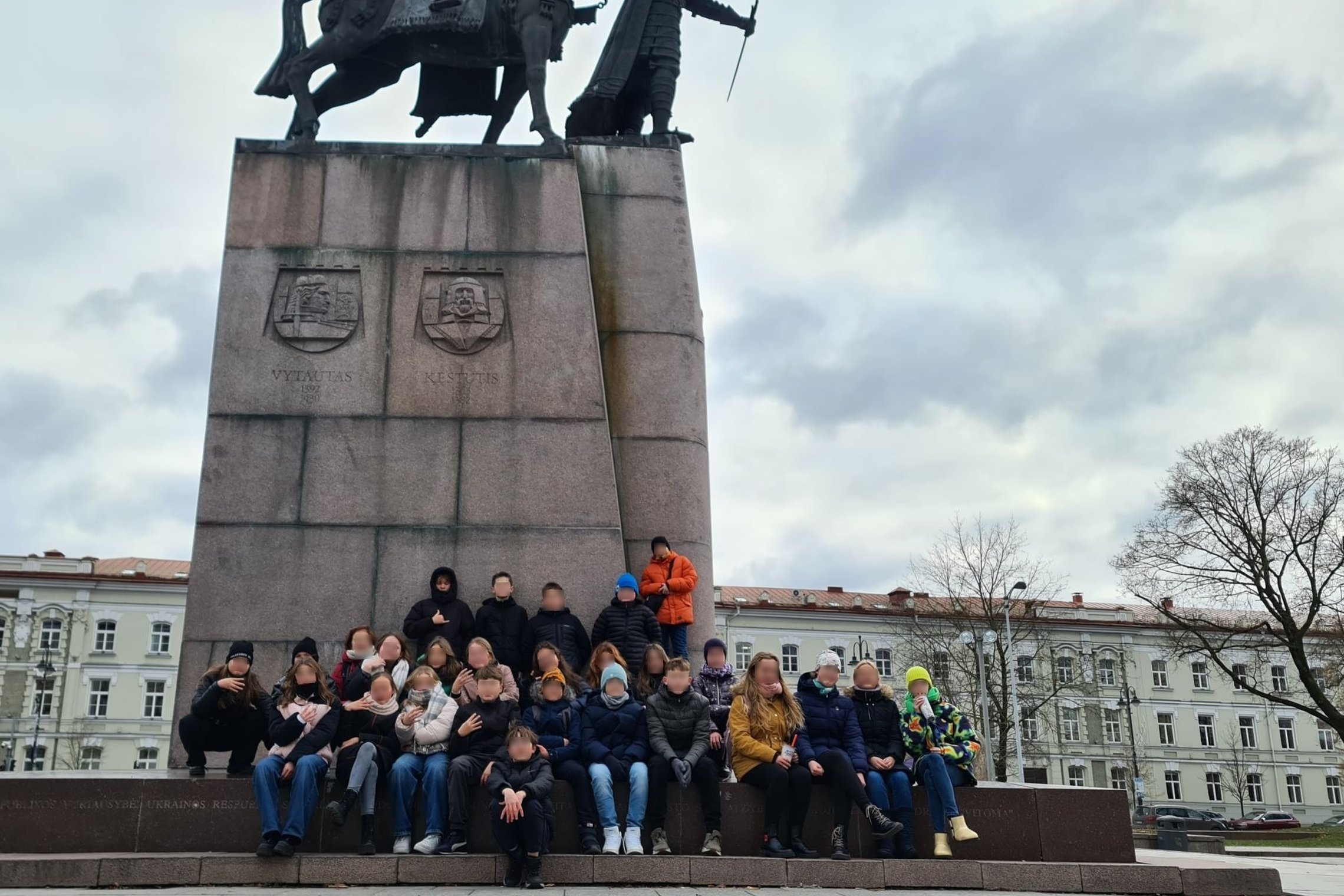 Šeštokai, sustoję bendrai nuotraukai Katedros aikštėje, prie kunigaikščio Gedimino paminklo.