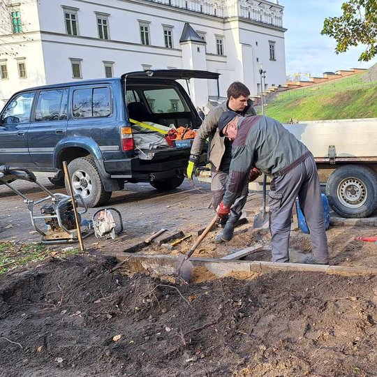 Žemės lyginimo darbai takelio vietoje.