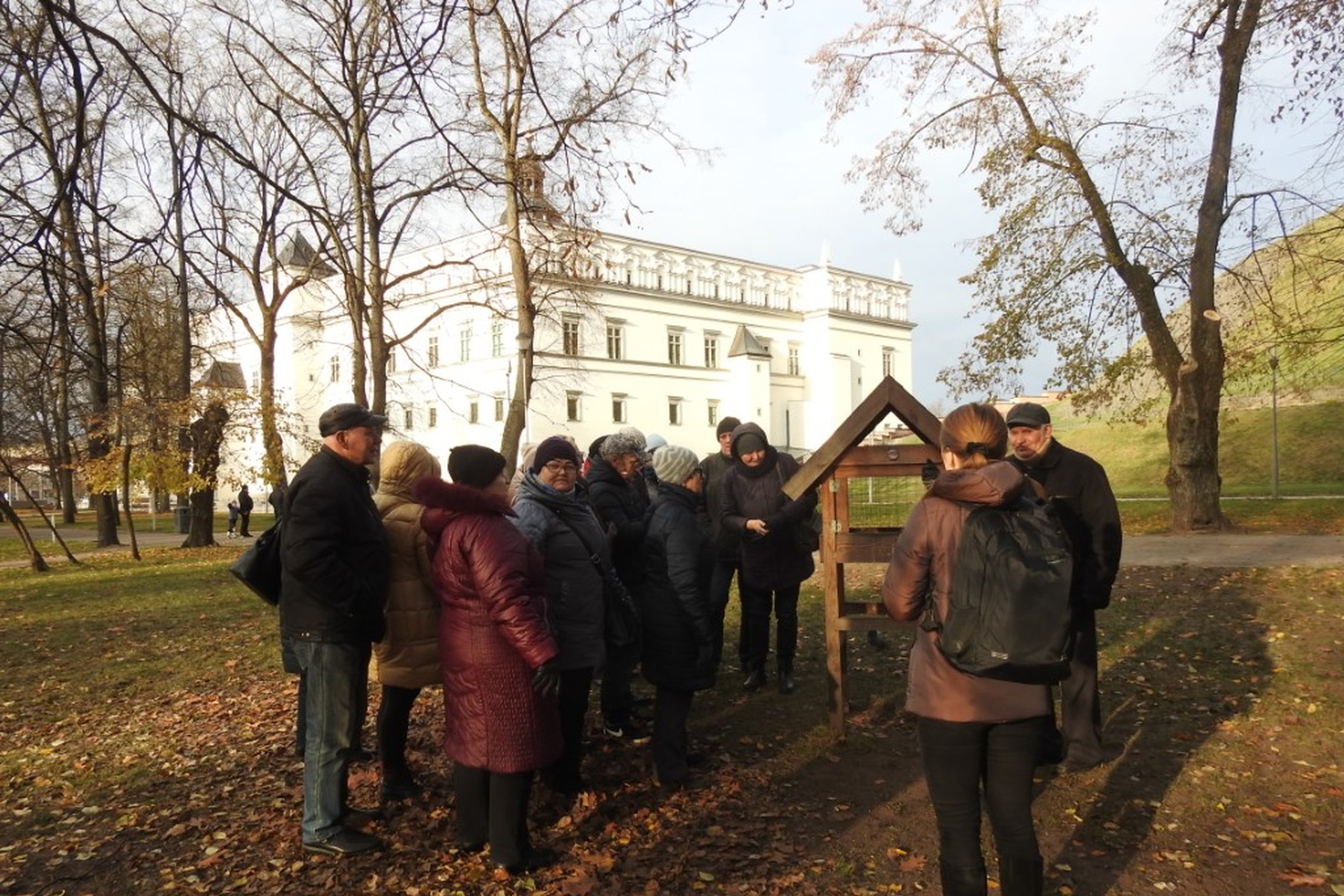 Kurčiųjų grupė su vertėju Pilių parke, prie paukščių lesyklėlės.