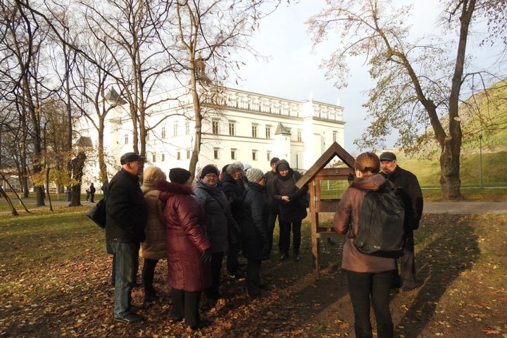 Kurčiųjų grupė su vertėju Pilių parke, prie paukščių lesyklėlės.