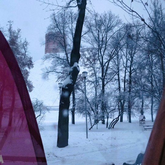 Snieguota penktadienio popietė, pro kupolo langą matosi apsnigtas parkas ir Gedimino pilies kalnas. 