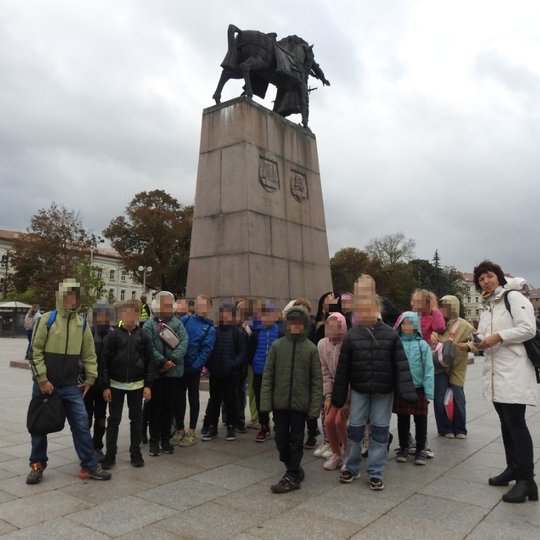 Dvi trečiokų klasės sustojusios prie Gedimino paminklo bendrai fotografijai. Šiandien trečiokams buvo ekskursija po Vilniaus pilis, vaikai atrodo laimingi ir patenkinti.
