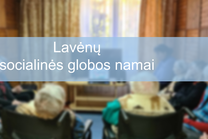 Iliustracijos centre mėlyna linija su Lavėnų socialinės globos namų pavadinimu. Nuotraukos fone žmonės klausosi paskaitos nuotoliniu būdu.