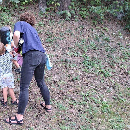 Šeimyninis darbas - mama su vaiku valo stulpą.