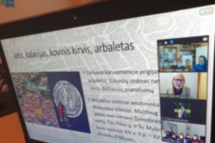 Kompiuterio ekranas su vykstančia edukacija.