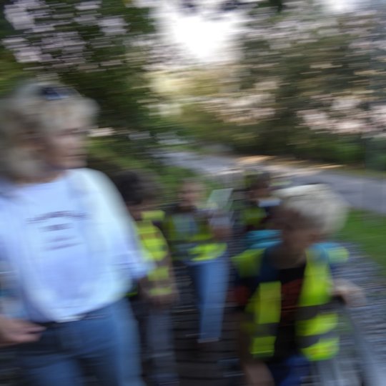 Vaikų būrys lipa paskui mokytoją laiptais į Trijų kryžių kalną.