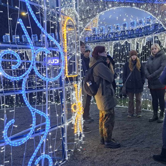 Ekskursijos dalyviai ir gidė prie Lumina park pilies.