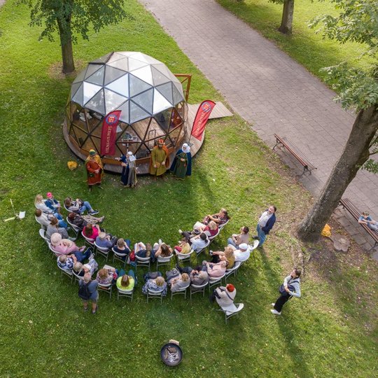 Paskaita, nufotografuota iš paukščio skrydžio.