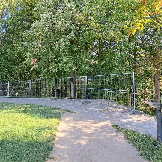 Aptverti Trijų kryžių kalno laiptai iš apžvalgos aikštelės pusės.