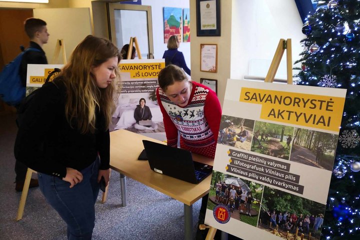 Vytauto Didžiojo gimnazistei pristatomos aktyvios savanoriškos veiklos Vilniaus pilyse.