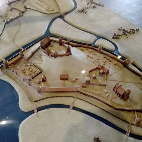 Vilniaus pilių maketas su pilis supančiomis upėmis.