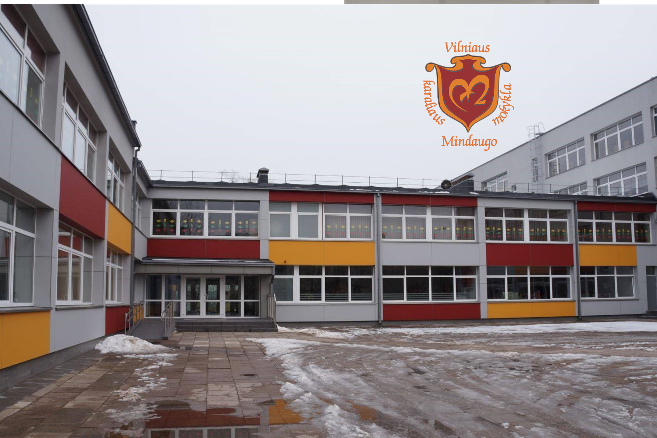 Karaliaus Mindaugo mokyklos fasadas ir logotipas.