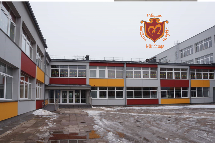 Karaliaus Mindaugo mokyklos fasadas ir logotipas.