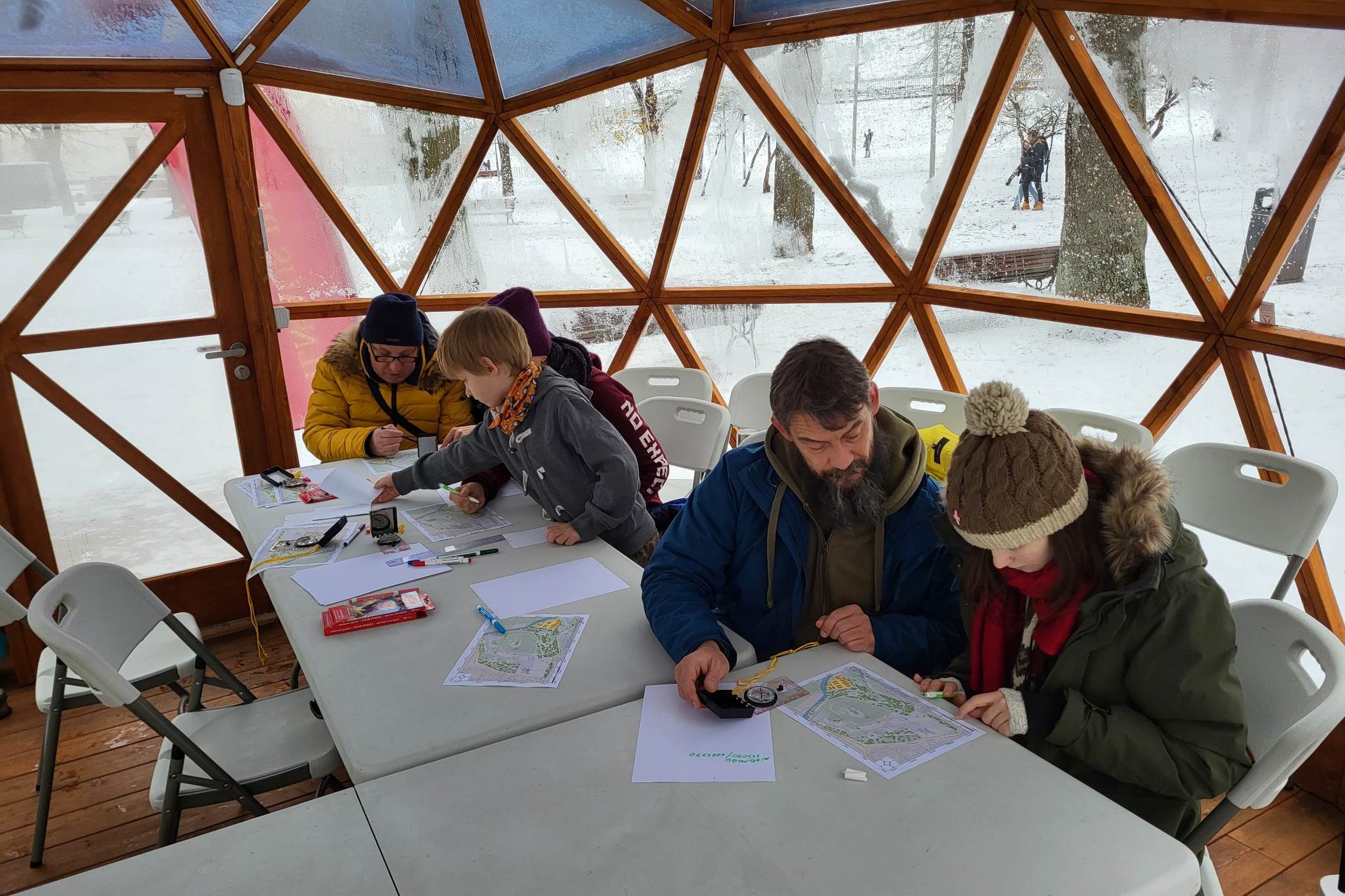 Vilniaus pilių kupole edukacijos dalyviai mokosi naudotis kompasu ir žemėlapiu.