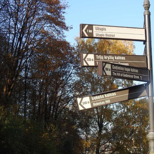 Tvarkingos ir ištiesintos informacinės rodyklės šalia kelio nuo Kreivosios pilies.