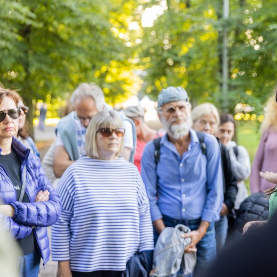 Gidė ir klausytojai Pilių parke.