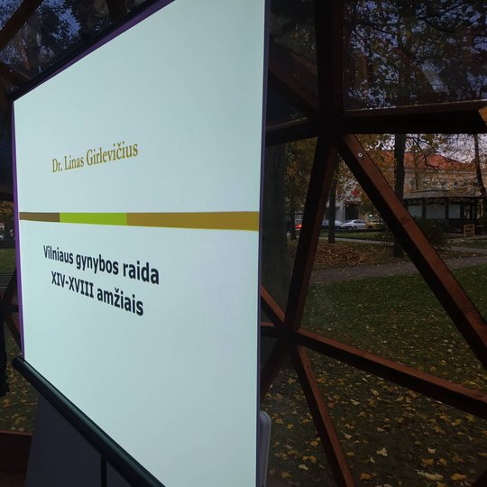 Pirma paskaitos skaidrė ant ekrano Vilniaus pilių kupole.