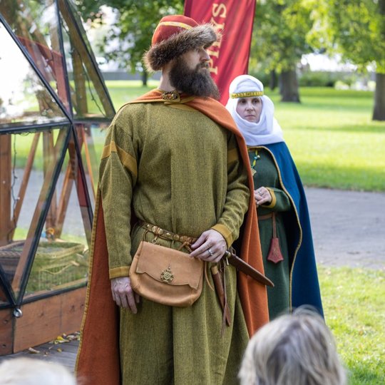 Nuotraukoje matomas vyras, aprengtas viduramžių kostiumu.