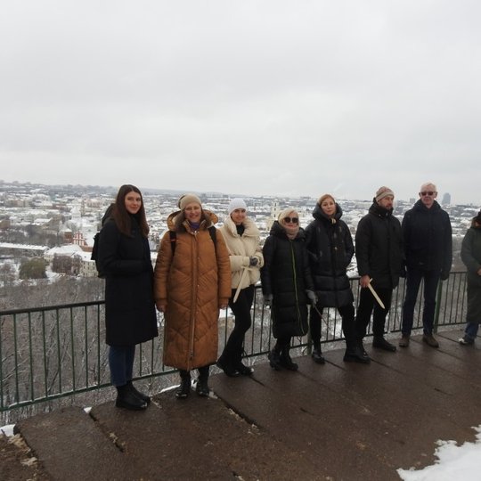 Lietuvos valstybinio simfoninio orkestro administracijos komanda pozuoja nuotraukai nuo Trijų Kryžių kalvos.