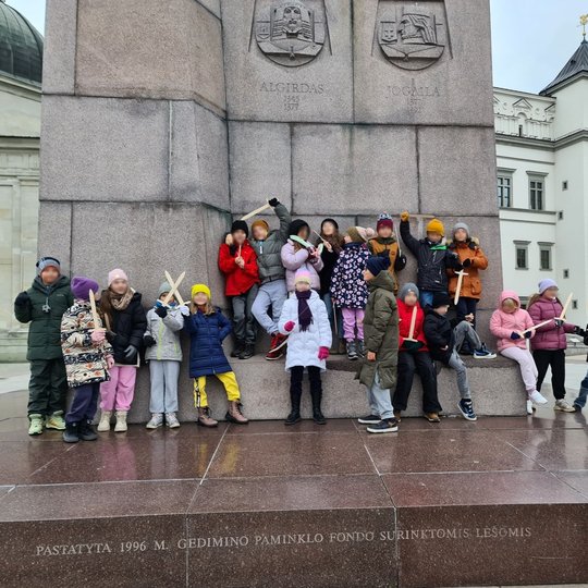 Mokinių grupė aplankė ir kunigaikščio Gedimino paminklą Katedros aikštėje.