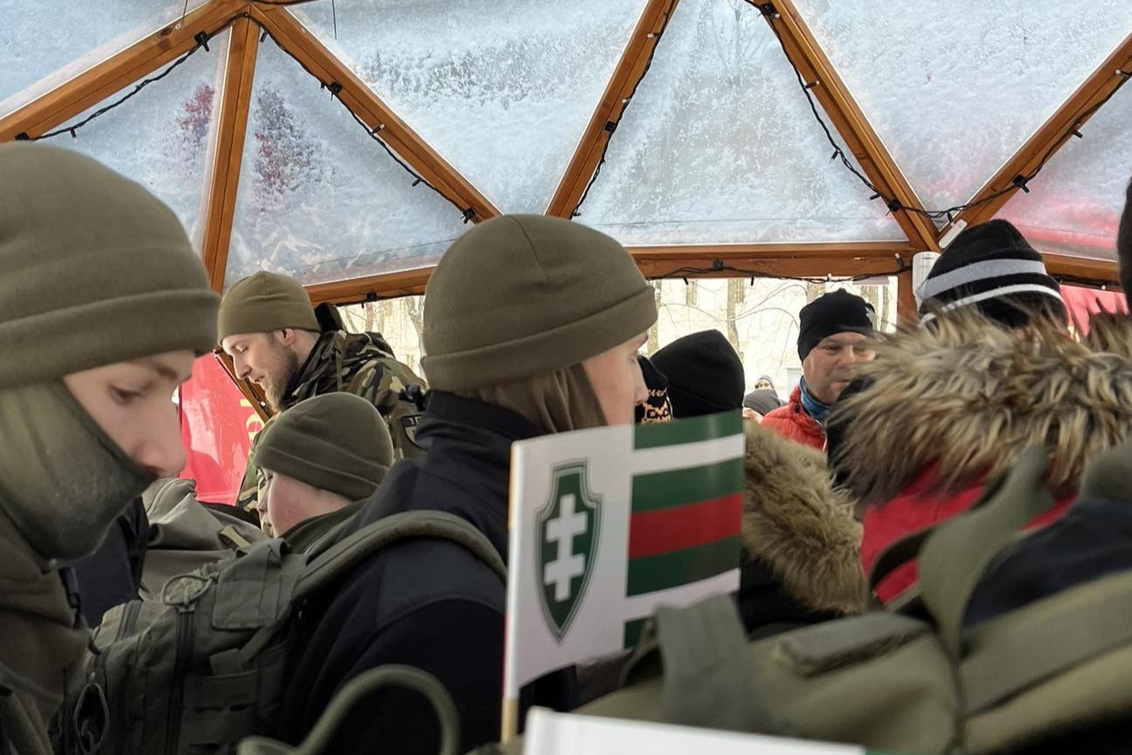 Lietuvos Šaulių Sąjungos vėliavėlė. Už jos, kupole, būrys šaulių ir civilių.