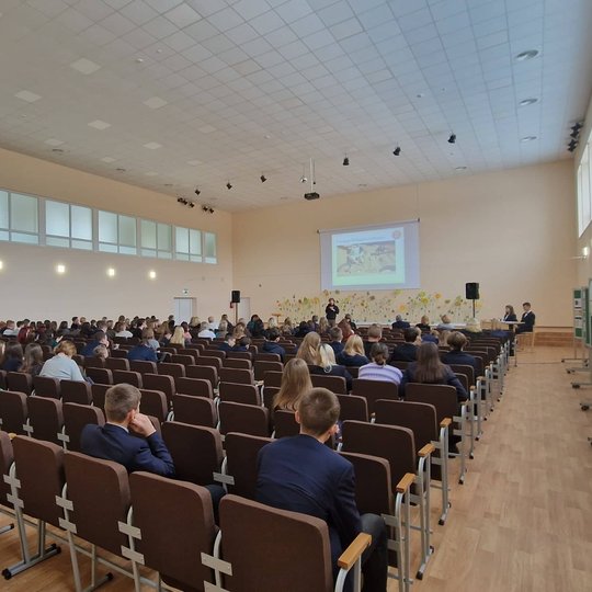 Akademijos gimnazijos aktų salė, kurioje mokiniai ir konferencijos dalyviai klausosi edukatoriaus Vyto Navicko pranešimo. 