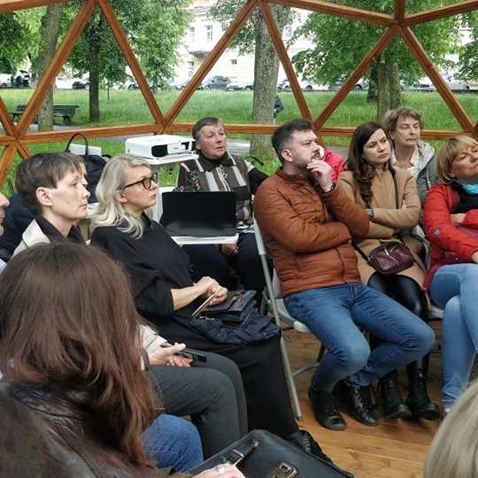 Silva Žiliskaitė Vilniaus pilių kupole susirinkusiems pasakoja apie sodą.