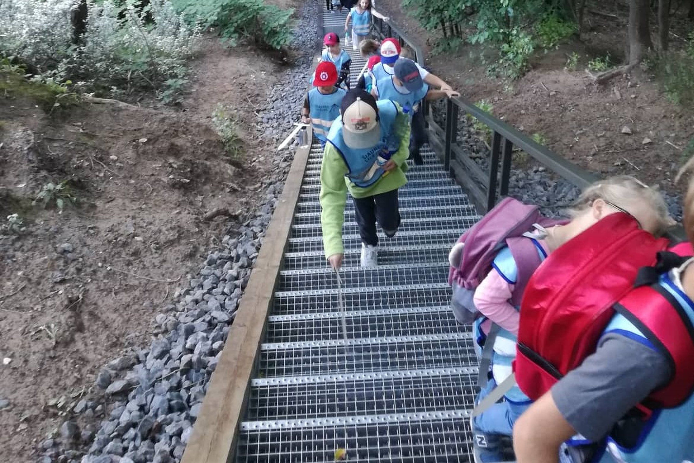 Vaikai, su mediniais kalavijais rankose, laiptais lipa į Altanos kalną.