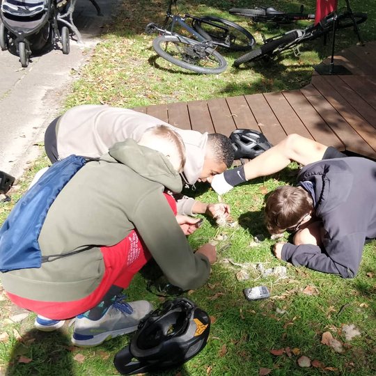 Berniukai bando įžiebti ugnį senuoju būdų, naudojantis titnagu ir geležiniu skeltuvu.