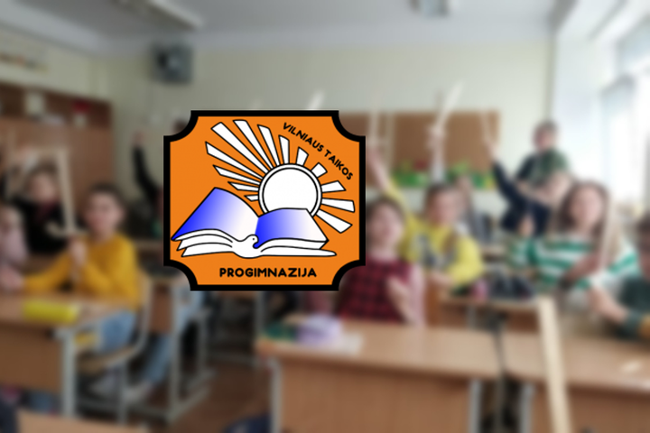 Ketvirtokai klasėje. Nuotraukos priekyje Vilniaus Taikos progimnazijos logotipas.