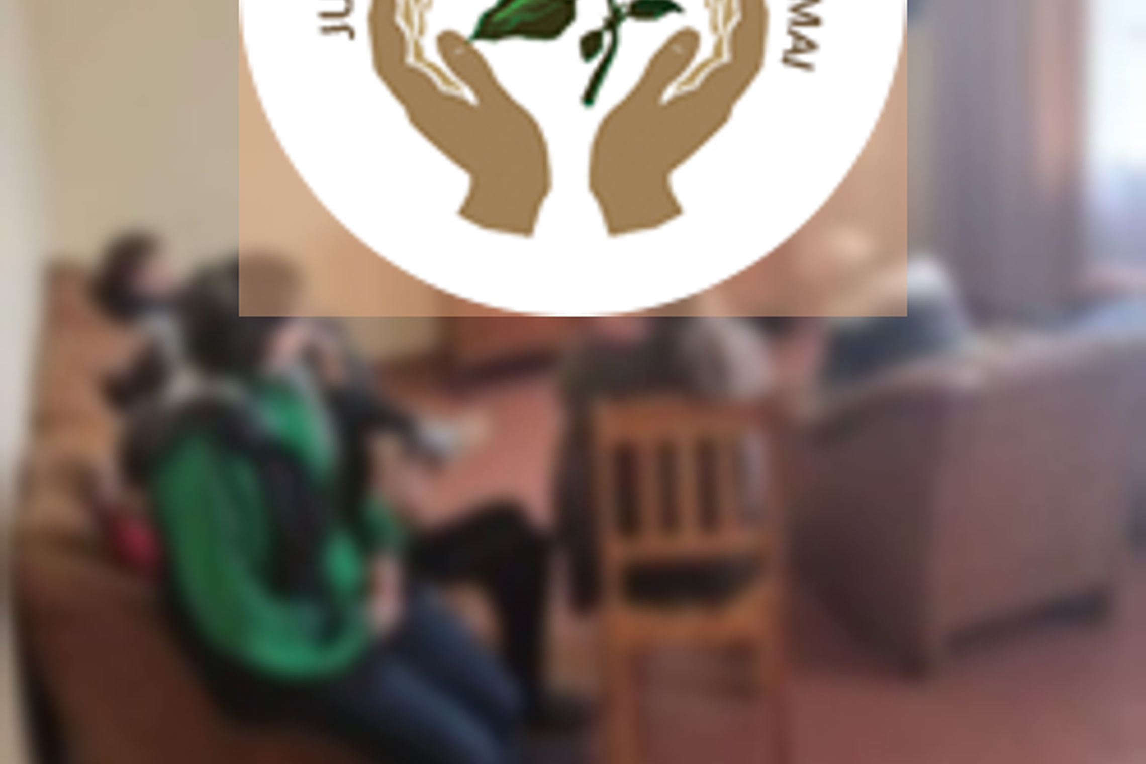 Senoliai klausosi virtualios paskaitos. Nuotraukos priekyje Jurdaičių socialinės globos namų logotipas.