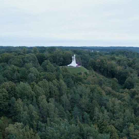 Trijų Kryžių kalva, matosi baltas Trijų Kryžių paminklas.
