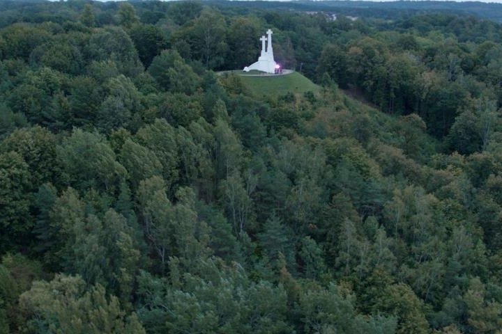 Trijų Kryžių kalva, matosi baltas Trijų Kryžių paminklas.
