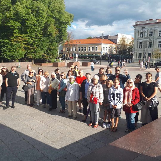 Visas gausu vilniečių būrys sveikinasi iš Katedros aikštės, prie kunigaikščio Gedimino paminklo.
