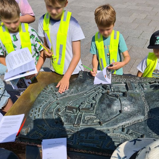 Padėti orientuotis pilių paieškose gelbėjo Katedros aikštėje esantis Vilniaus pilių maketas.