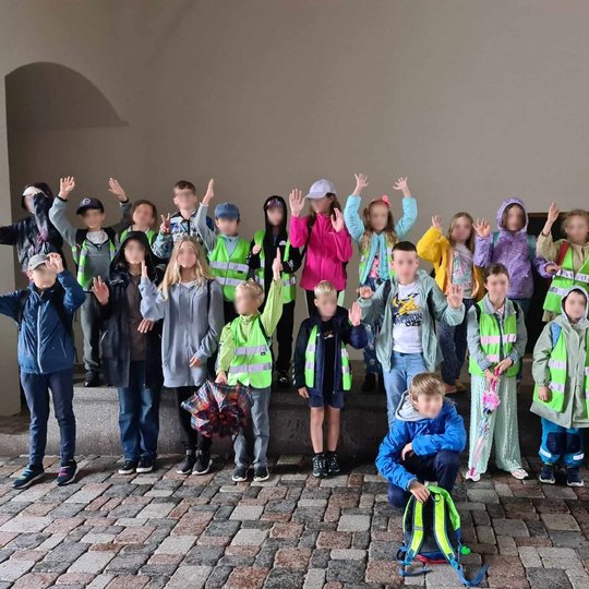 Bendrai nuotraukai vaikai sustojo prie Valdovų rūmų praėjimo - lietus negąsdino.