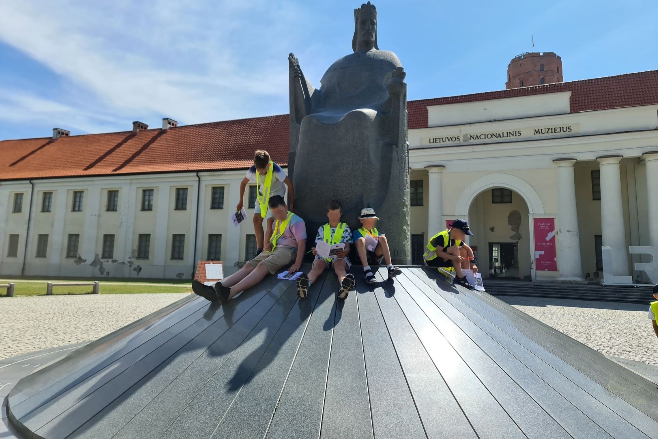 "Taškiaus" stovyklautojai prie paminklo Karaliui Mindaugui, prie Nacionalinio muziejaus. 