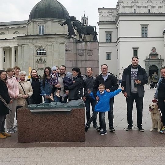 Ekskursijos dalyviai šalia Vilniaus pilių maketo.