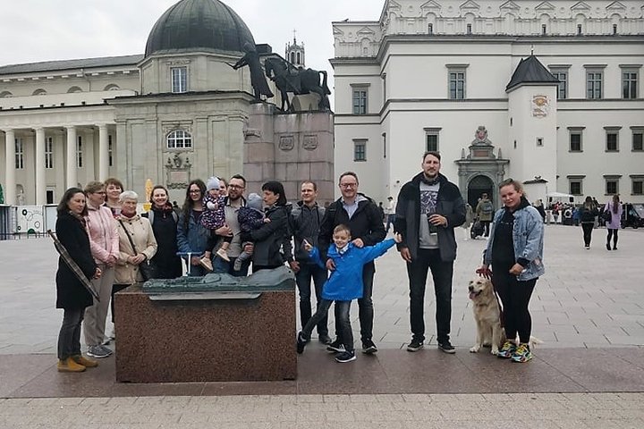 Ekskursijos dalyviai šalia Vilniaus pilių maketo.