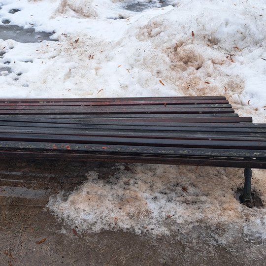 Sulaužytas lauko suolas Pilių parke. Suolas lūžo per metalines atramas per pusę.