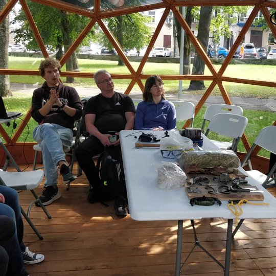 Edukatorius Vytas pasakoja apie ugnies svarbą žmogaus evoliucijoje.