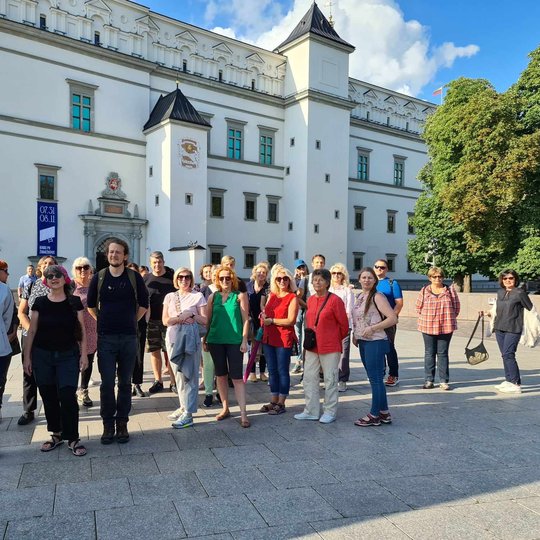 Gausi istorijos entuziastų grupė Katedros aikštėje, prie Valdovų rūmų.