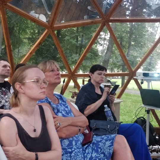 Paskaitos dalyviai Vilniaus pilių kupole klausosi dr. Rūtilės Pukienės paskaitos apie dendrochronologiją.