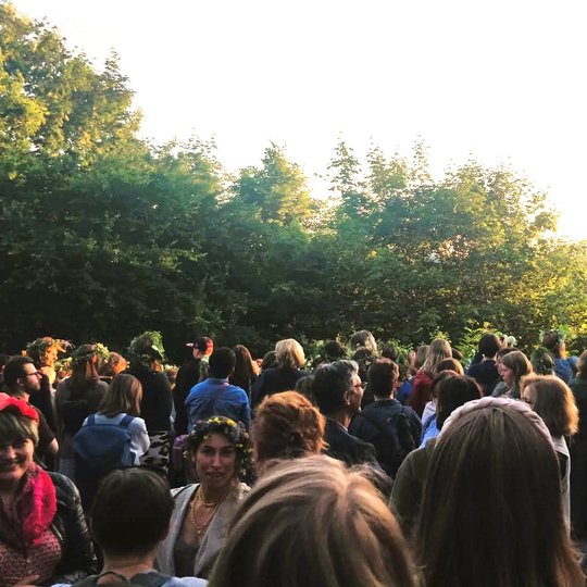 Gausi žmonių minia Kreivosios pilies teritorijoje. Fone matosi Vilniaus panorama.