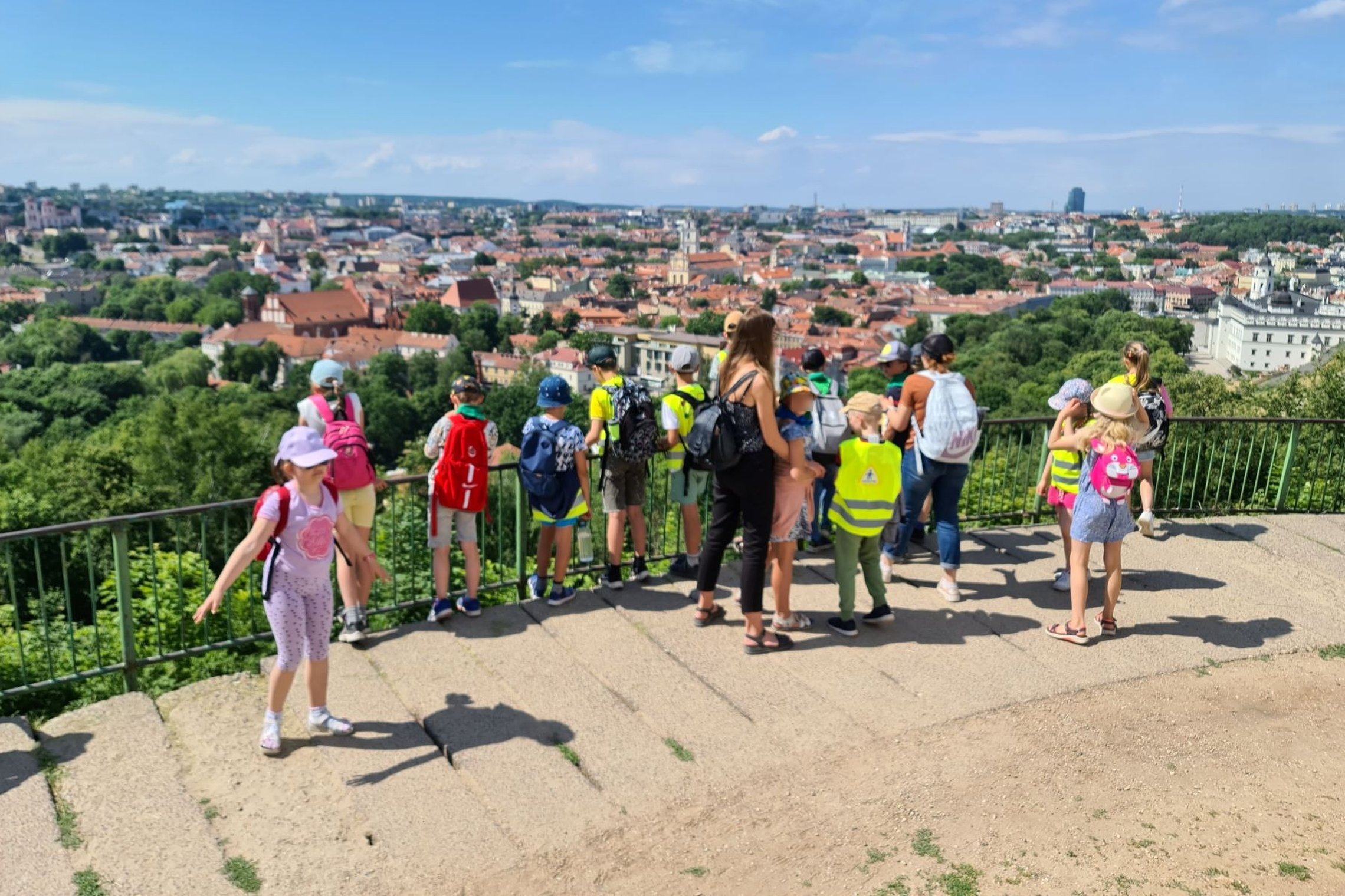Vaikai stebisi Vilniaus senamiesčio panorama nuo Trijų kryžių kalno aikštelės.