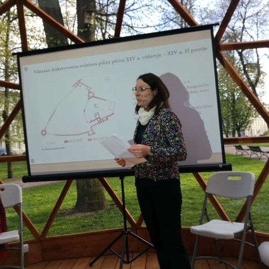 Archeologės Dovilė Urbonavičiūtė-Jankauskienė veda paskaitą Vilniaus pilių kupole.