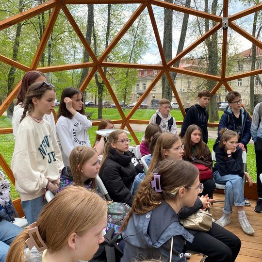 Septintokai klausosi bioarcheologės Jovitos Kadikinaitės paskaitos Vilniaus pilių kupole.
