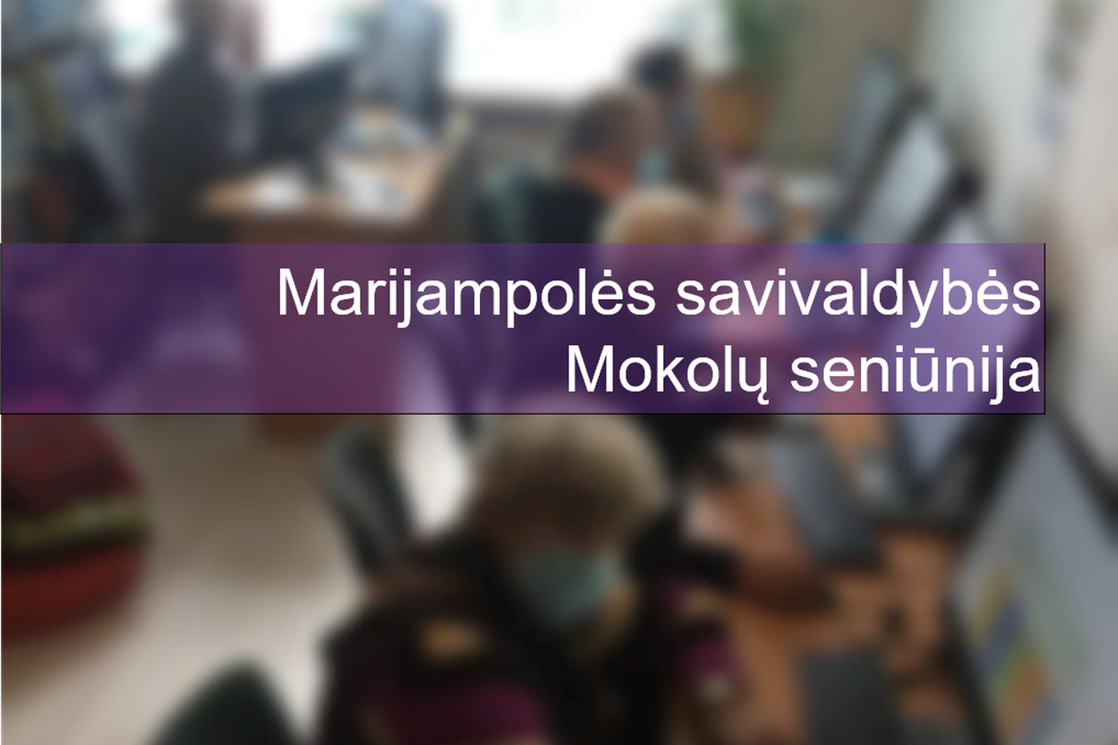 Žmonės sėdi prie kompiuterių. Nuotraukos priekyje prašyta "Marijampolės rajono Mokolų seniūnija".